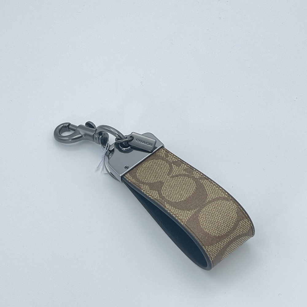 COACH men’s keychain in signature logo -khaki and gunmetal
